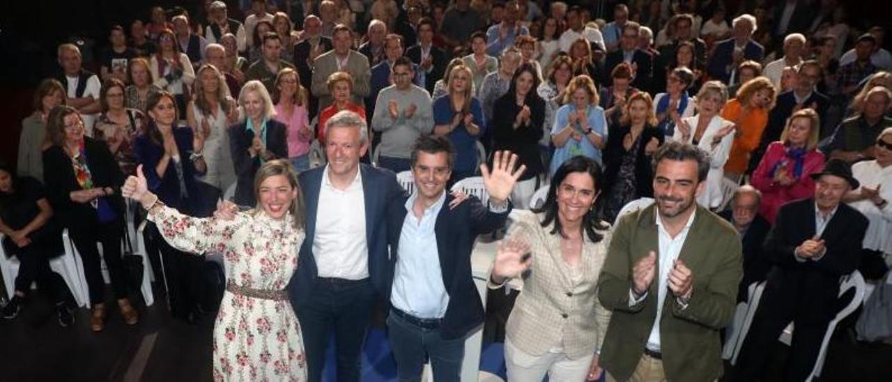 María Baleato, desde la izquierda, Rueda, Borja Verea, Paula Prado y Diego Calvo, este viernes en el mitin del PP en Santiago.