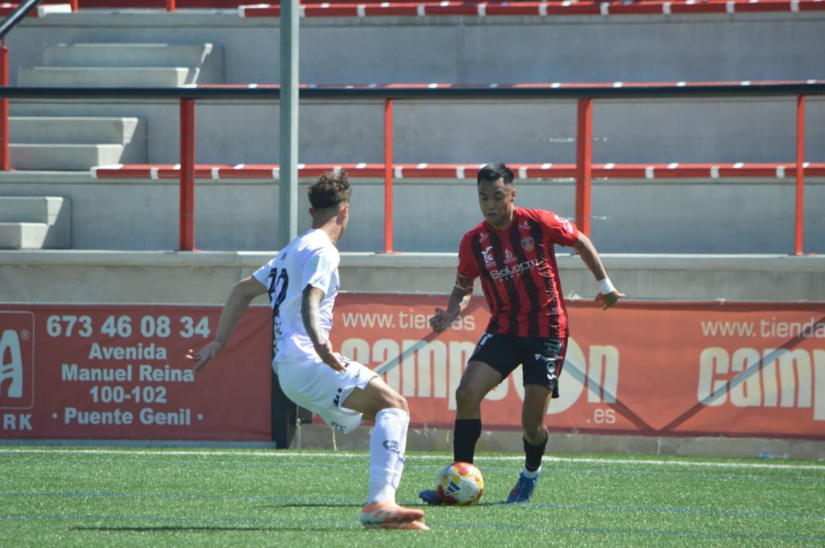 Alan Araiza conduce el esférico durante el Salerm Puente Genil-Yeclano.