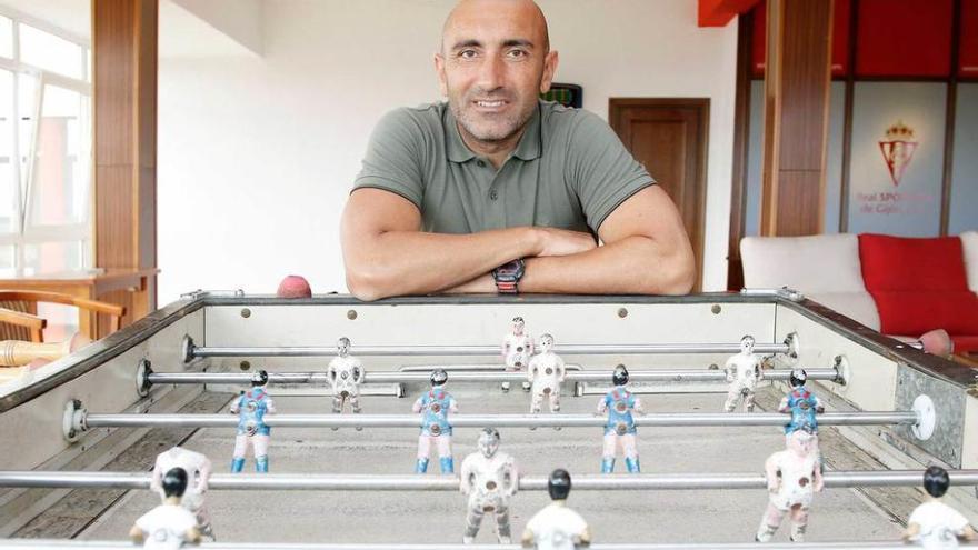 Abelardo, con el futbolín de los jugadores.