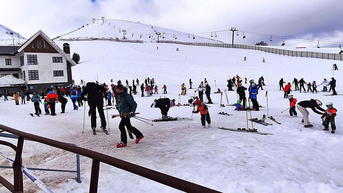 Esquiadores en la zona baja de Pajares el pasado domingo. | A. Velasco