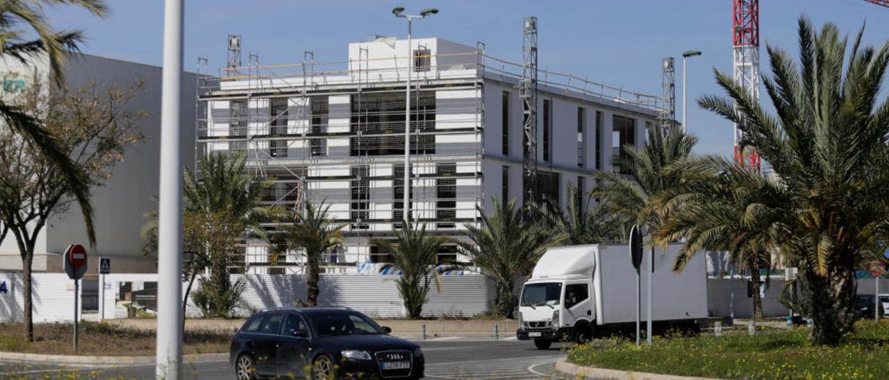 Una nueva construcción, al fondo de la imagen, para la implantación de una actividad en Elche Parque Empresarial.