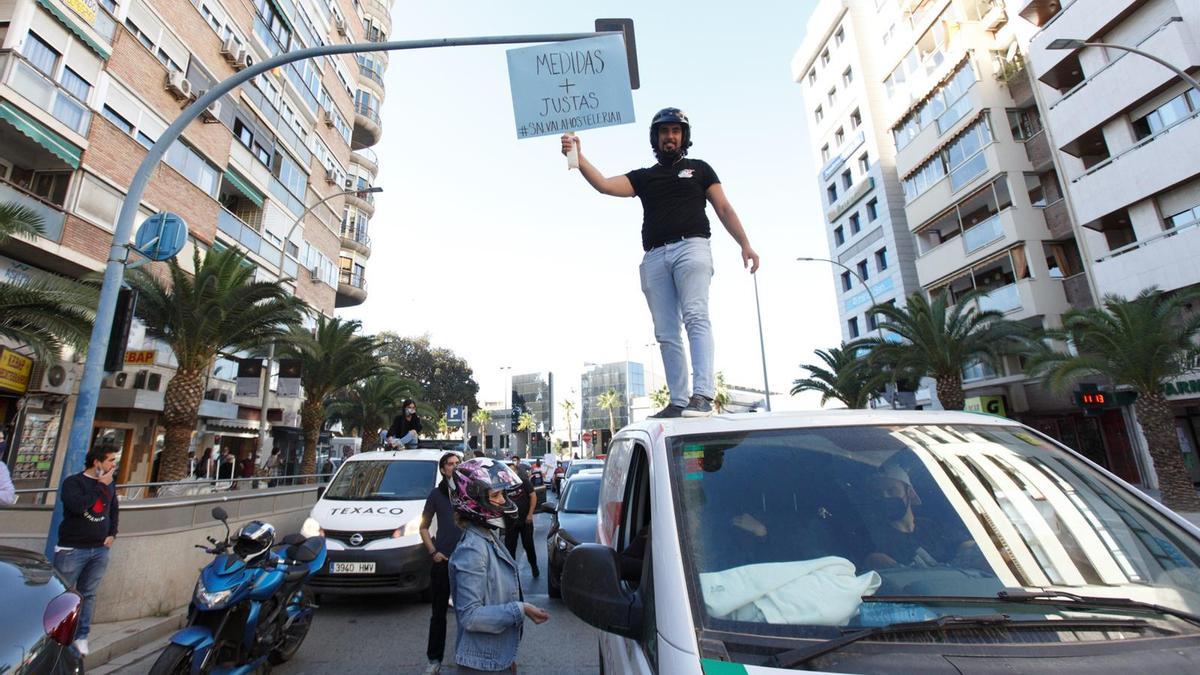 Una protesta de la hostelería colapsa el centro de Alicante