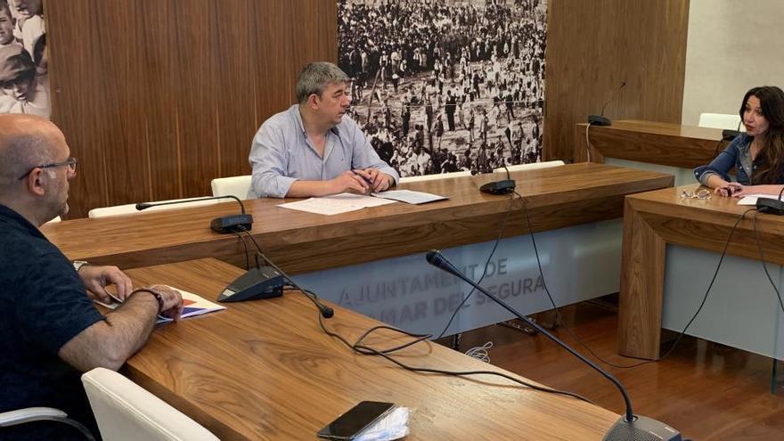 Reunión del alcalde y dos concejales del Ayuntamiento de Guardamar