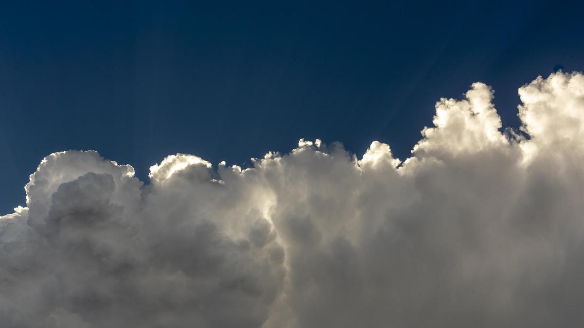 Imagen de archivo de nubes sobre el cielo de Zaragoza