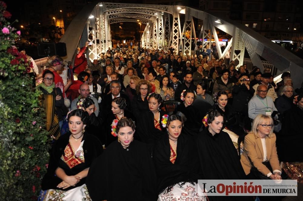 Festival de folclore en el Puente de Hierro