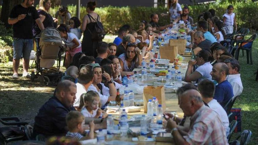 Participantes en la comida popular celebrada ayer en el Jardín Botánico. // Iñaki Abella