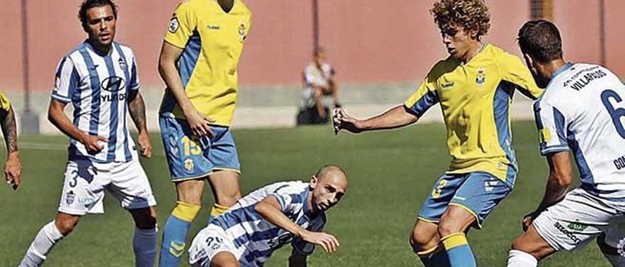 Iturraspe (en el suelo) intenta robar el balón al autor del primer tanto del partido, Sato.