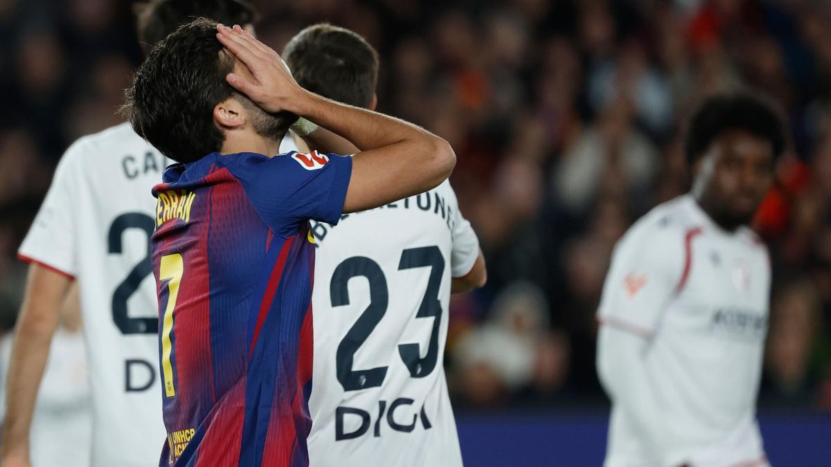 Ferran Torres se lamenta tras la anulación de su gol a Osasuna por fuera de juego en el córner lanzado.