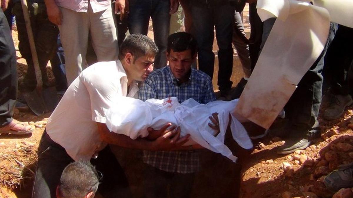 Abdulá Kurdi entierra el cuerpo de su hijo de tres años, Aylan, en su ciudad natal, Kobane.