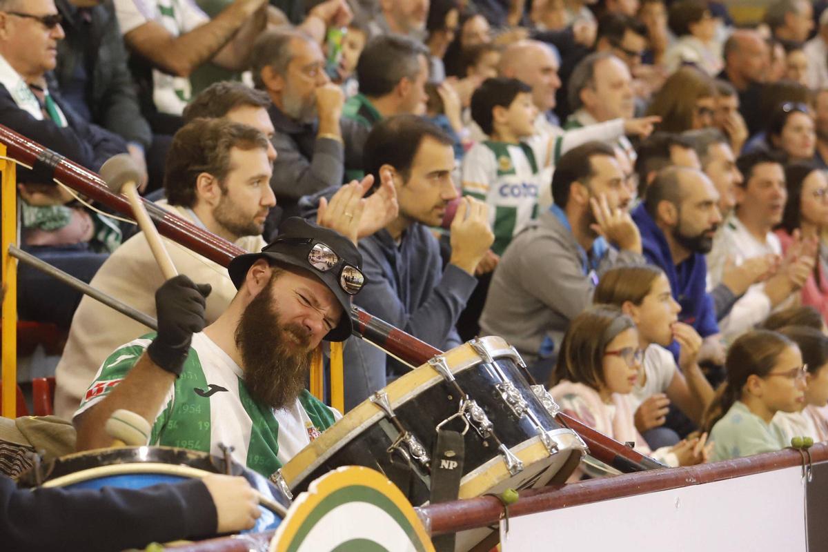 El público sigue un encuentro del Coto Córdoba de Baloncesto.