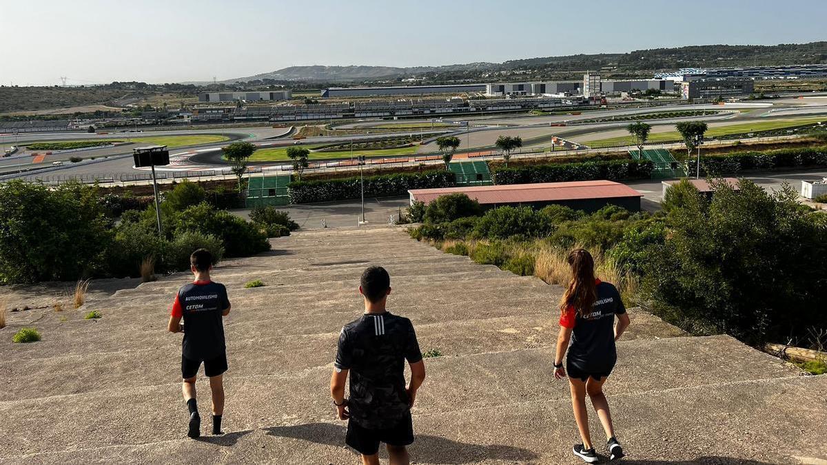 Entrenamiento por la montaña, en la &#039;pelousse&#039; del Circuit Ricardo Tormo