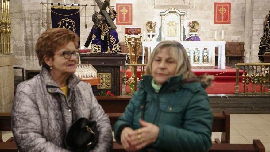 Feligresas en la iglesia de San Nicolás de Bari, con Jesusín de Galiana al fondo.