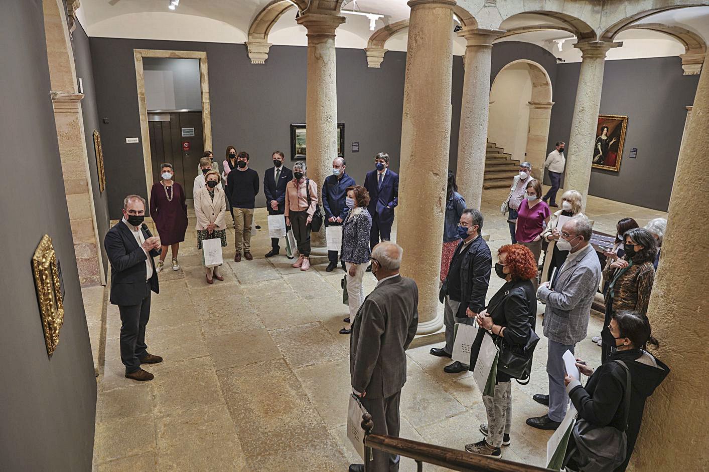 Gabino Busto, a la izquierda, durante la visita guiada que ofreció ayer en la presentación de la exposición de la colección Villagonzalo-Corrada. | Irma Collín