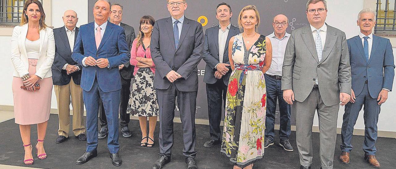 Salvador Navarro y Ximo Puig junto a representantes de la CEV, entre ellos Luis Martí, presidente de Castellón.