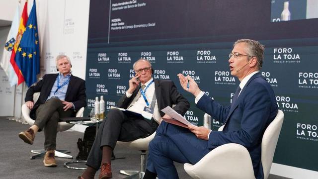 Dani Rodrik, Antón Costas y Pablo Hernández de Cos, ayer, en la mesa sobre globalización. |   // FDV