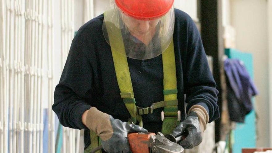 Una trabajadora en un taller metalúrgico asturiano.