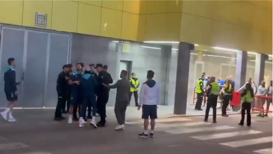 Aficionados del Leganés llaman &quot;basura&quot; a Neyou, al que tiene que sujetar la policía