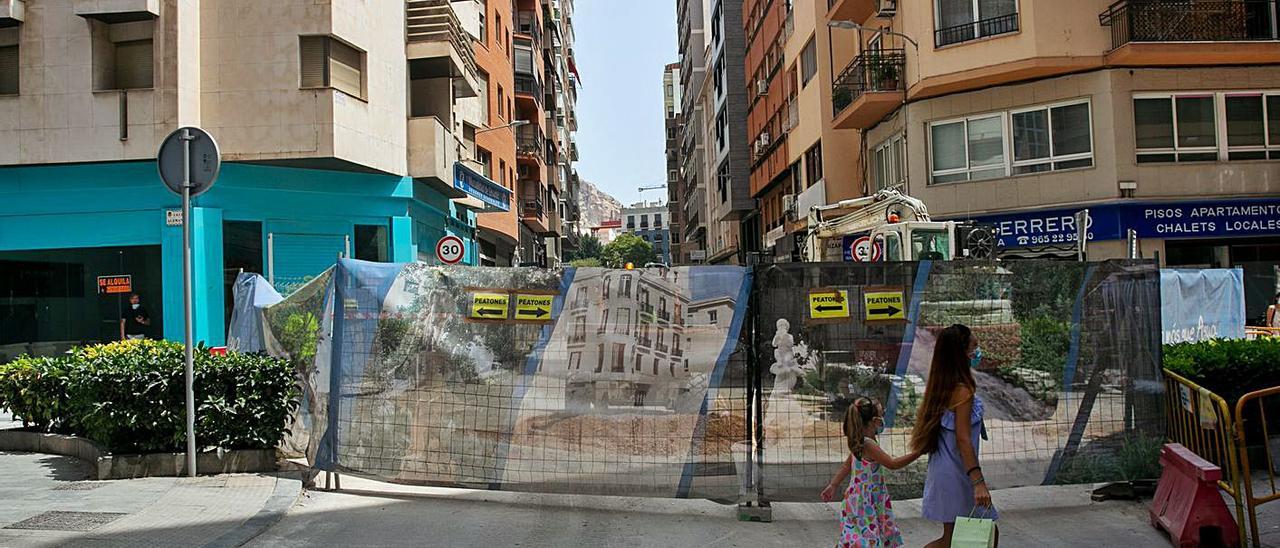 Zona afectada por las obras del colector en Reyes Católicos y adyacentes. | RAFA ARJONES