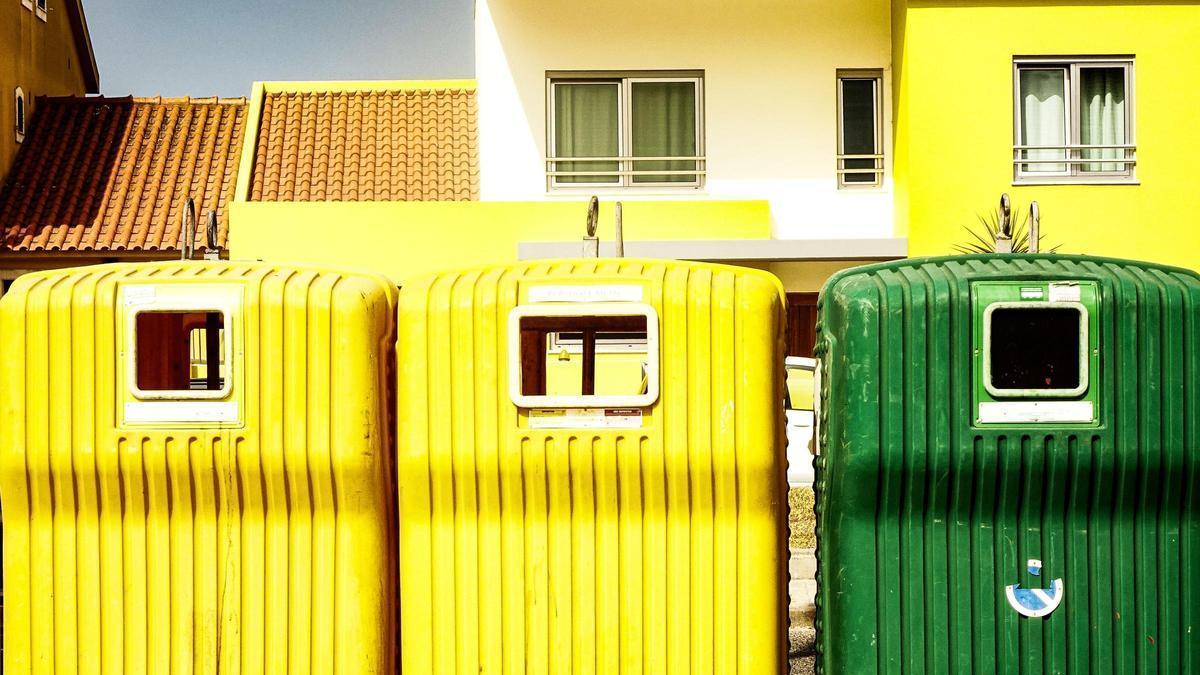 Varios contenedores de reciclaje