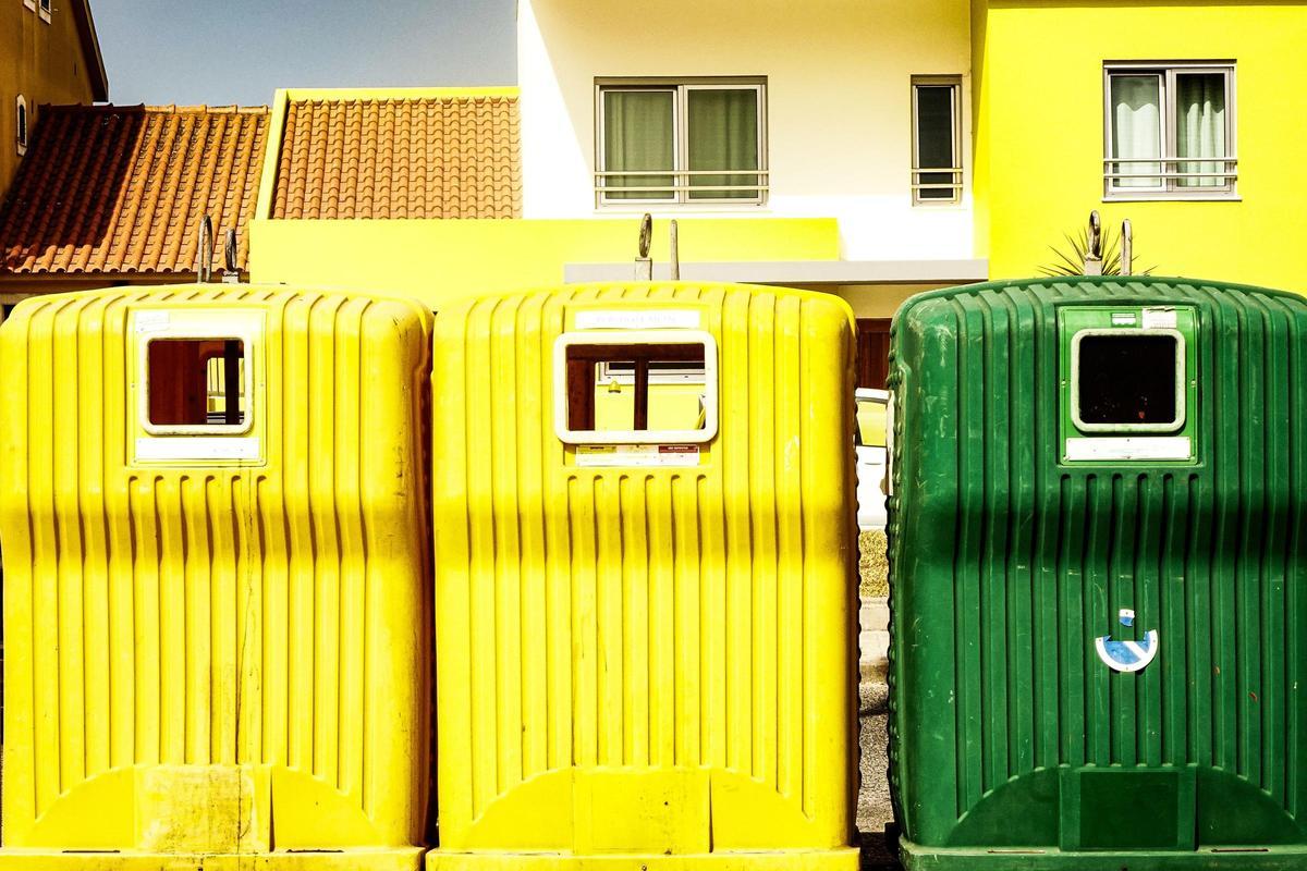 Varios contenedores de reciclaje