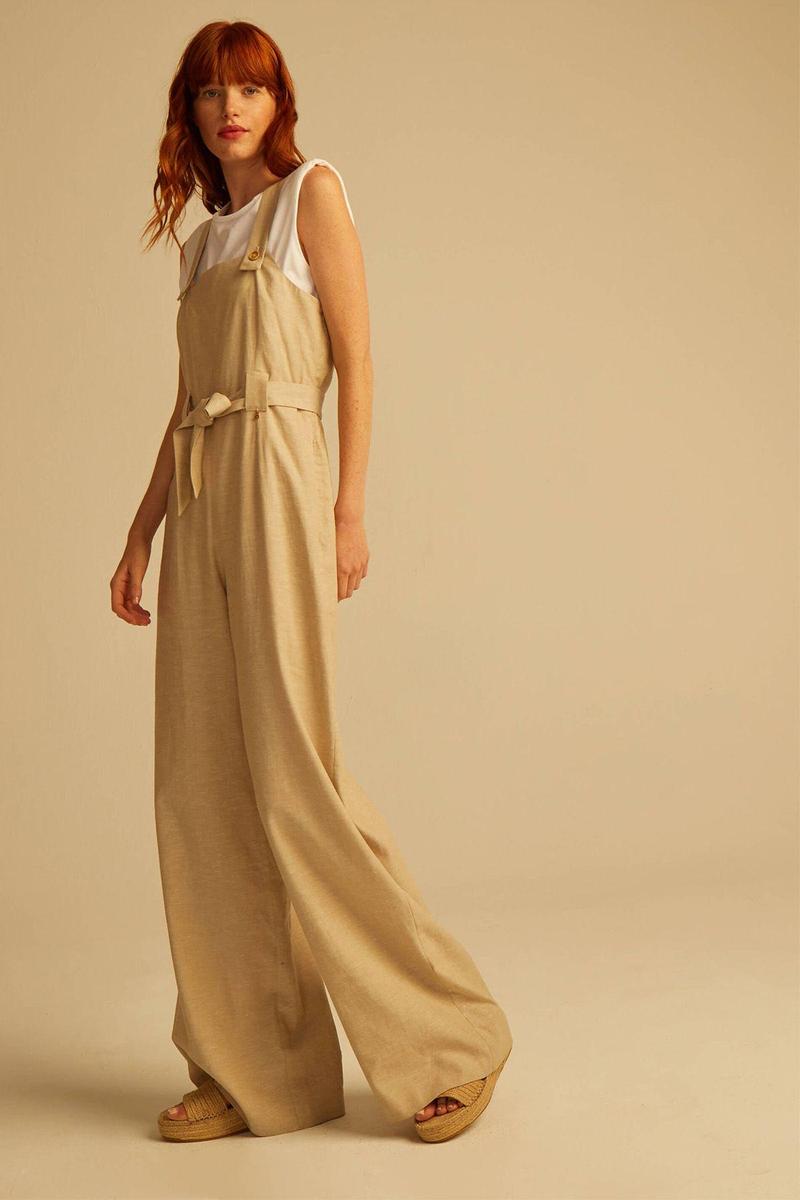 Modelo pelirroja con mono con tirantes 'Isel Beige' de & Me Unlimited