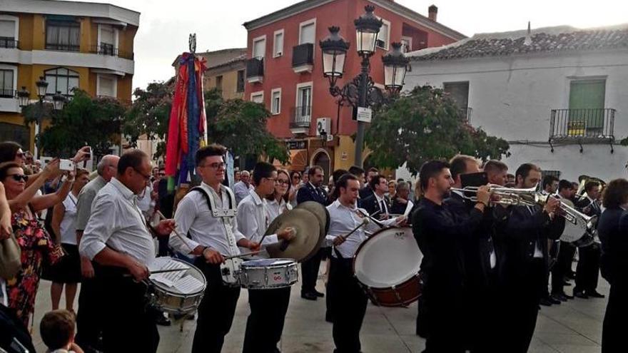 La banda de la Pobla en la plaza de Dosbarrios.