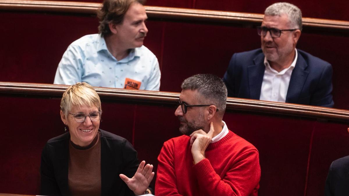 Papi Robles con sus compañeros de Compromís en el pleno de este martes
