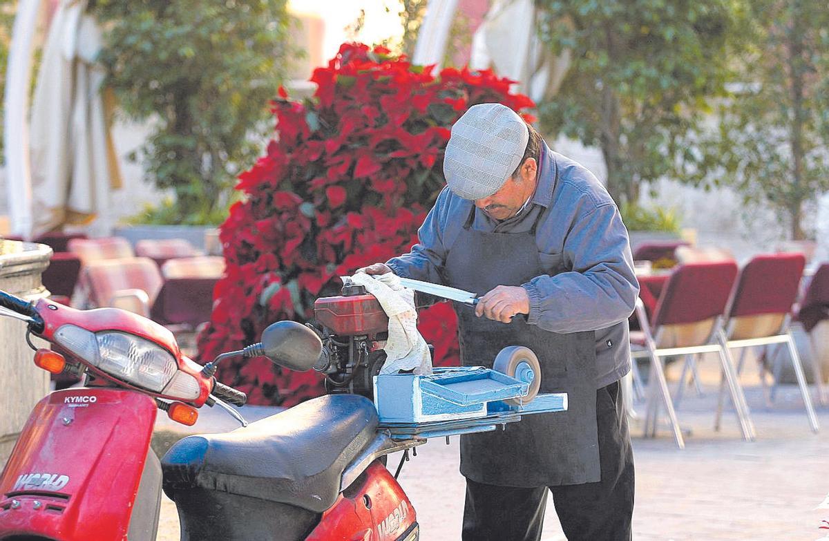 Afilador en la plaza del Obispo en 2005.