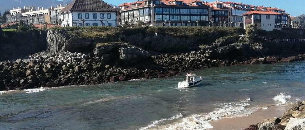 Un barco encallado el pasado 11 de marzo en la bocana del puerto de Llanes