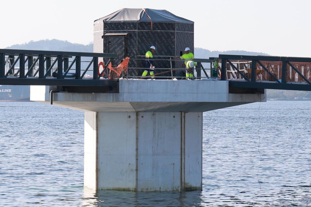Operarios trabajando en los 'Peiraos do Solpor', en Bouzas.