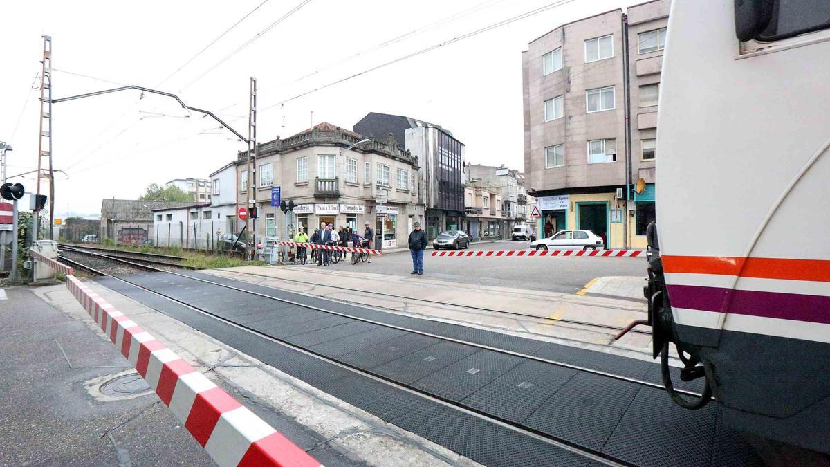 Paso a nivel situado en el centro de Porriño.