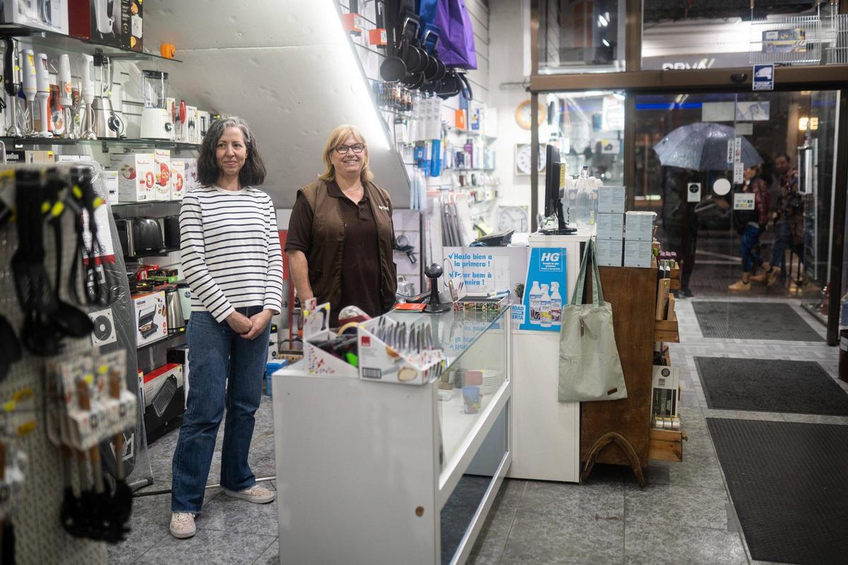 Silvia Ainsa y Dolors Garcia, dependientas de una ferretería en la calle Francesc Layret