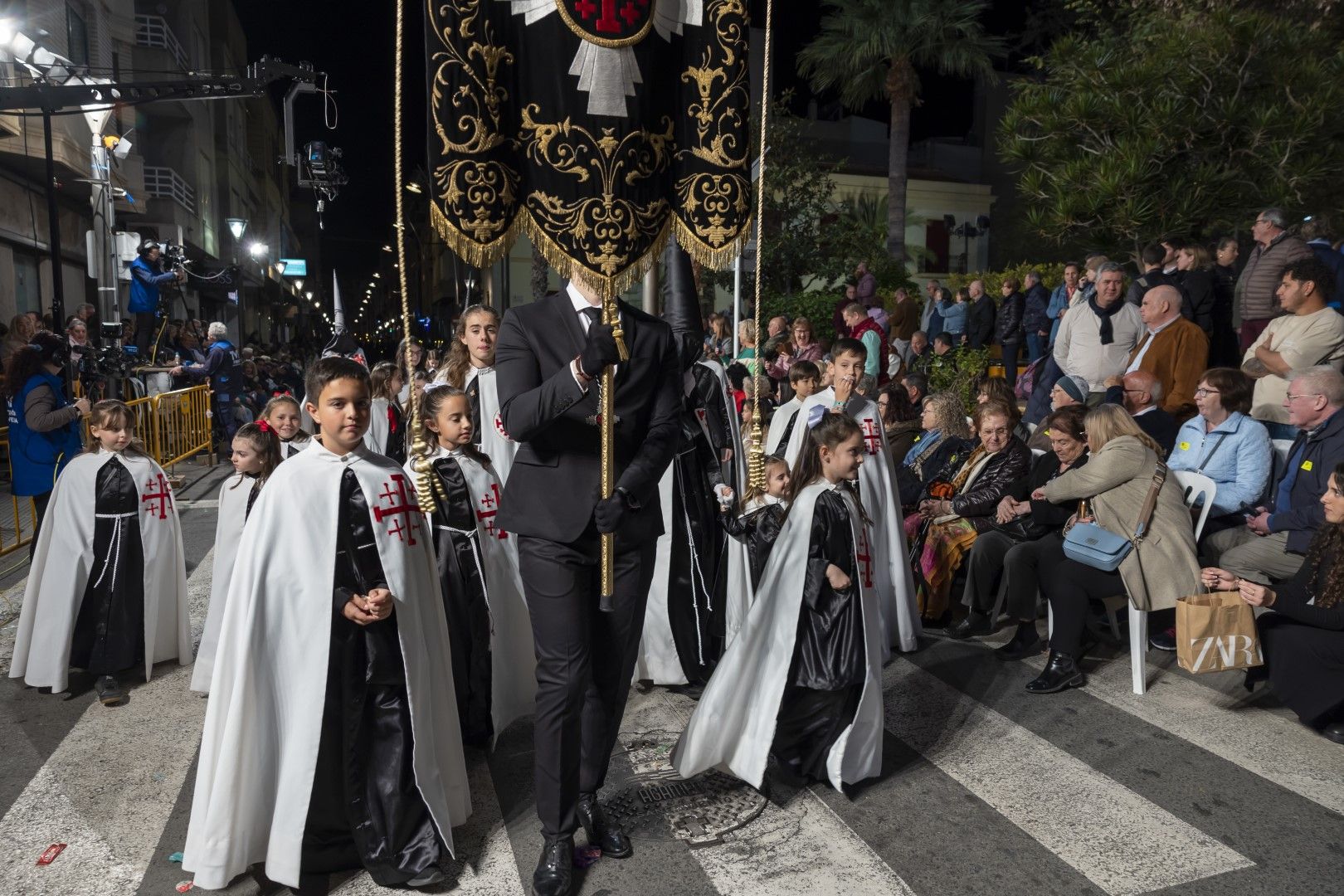 Las quince cofradías de la Semana Santa de Torrevieja recorrieron las calles en Viernes Santo