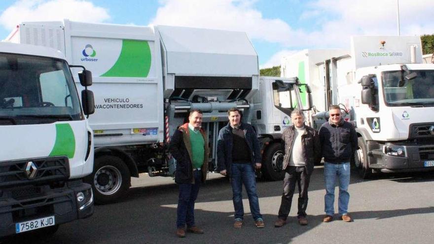 Manuel Cuíña y Klaus Brey, con dos miembros de Urbaser, posan delante de los nuevos camiones para la recogida de basura en Silleda.