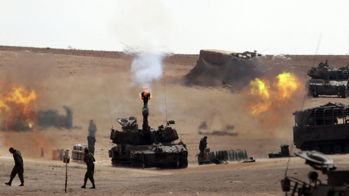 Un cañón de un tanque israelí dispara hacia la Franja de Gaza, en el 2014.