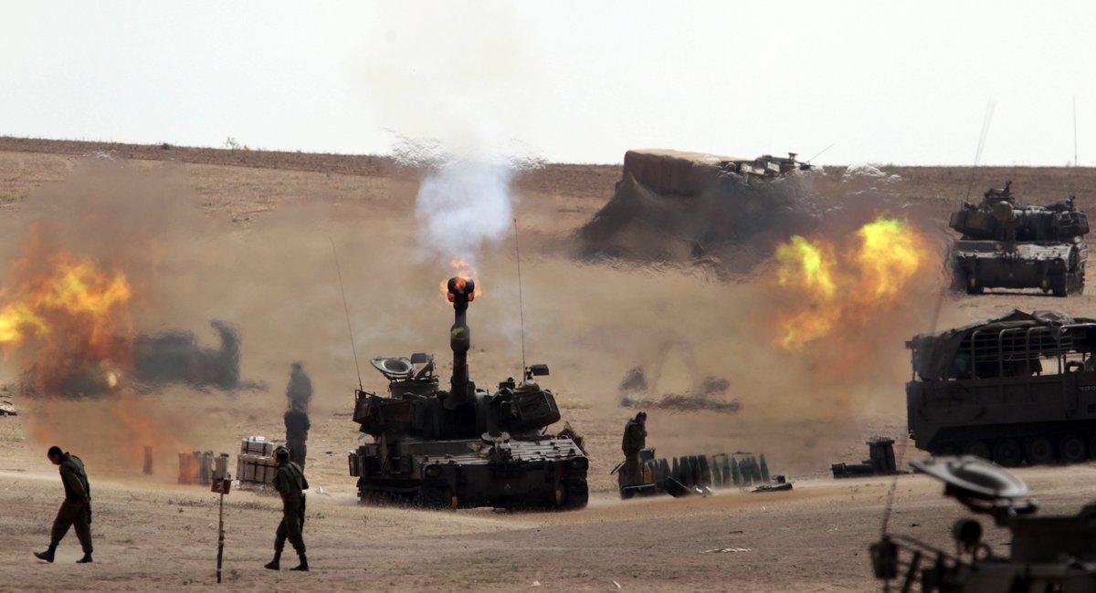 ISR001 (ISRAEL) 31/07/2014.- Un cañón de artillería de 155 mm israelí dispara hacia a la Franja de Gaza desde una base en el sur de Israel, hoy, jueves 31 de julio de 2014. El Ejército israelí ha llamado a filas a 16.000 reservistas con el objeto de unirse a las tropas actualmente desplegadas en Gaza y reforzar la ofensiva que hoy entra en su vigésimo cuarta jornada en la Franja, dijeron fuentes militares. El monto de fallecidos desde el inicio de la campaña israelí, el pasado 8 de julio, se eleva a 1.349 y los heridos a más de 7.500, y que en su mayoría se trata de mujeres y niños, según precisó el portavoz del Ministerio de Sanidad en Gaza, Ashraf al Qedra. EFE/Jim Hollander