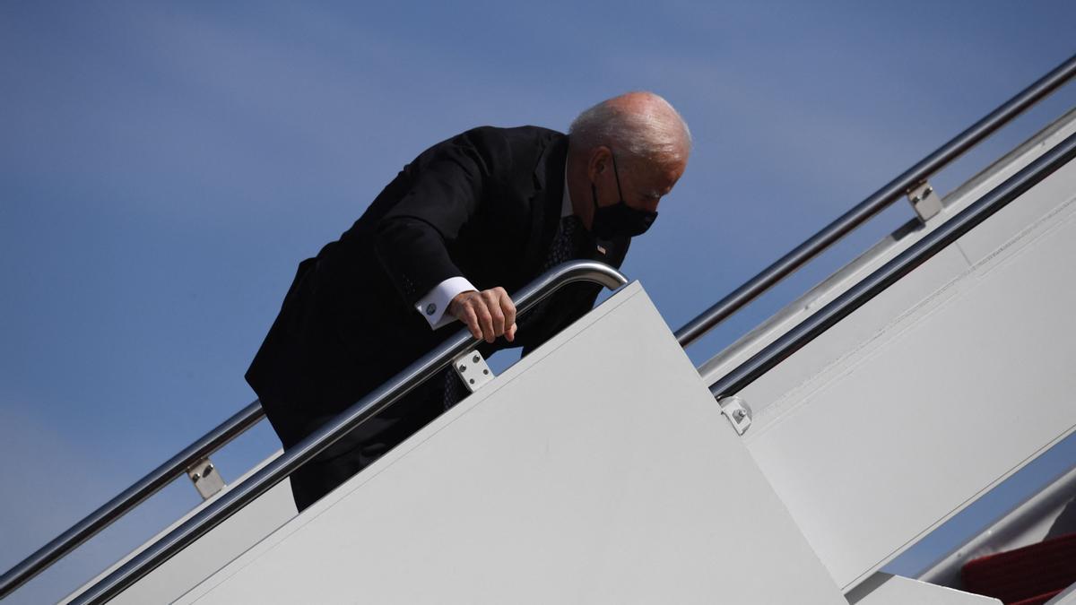 El presidente de EEUU, Joe Biden, tropieza en las escaleras del Air Force One.