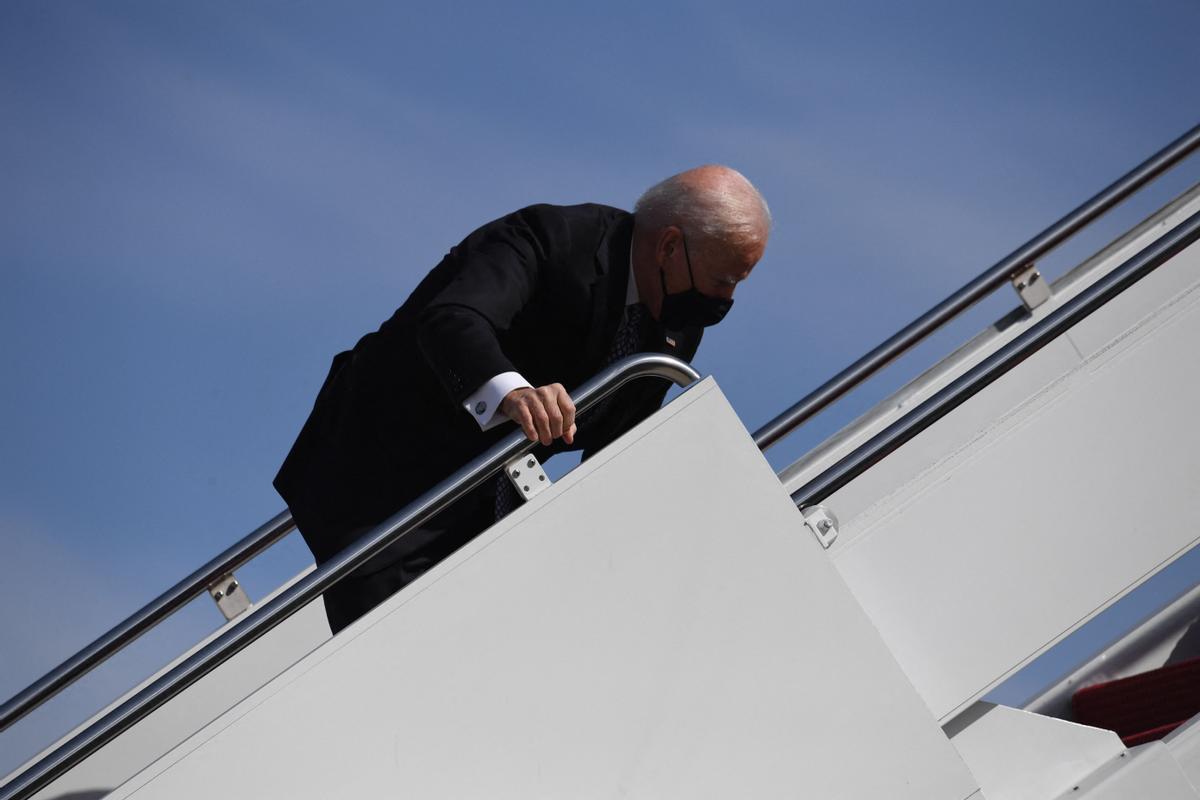 Biden ensopega mentre pujava les escales de l’Air Force One Biden ensopega mentre pujava les escales de l’Air Force One