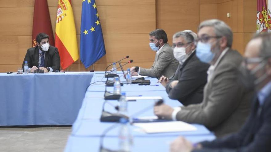 El presidente López Miras, durante la primera reunión del comité del Mar Menor. | ISRAEL SÁNCHEZ