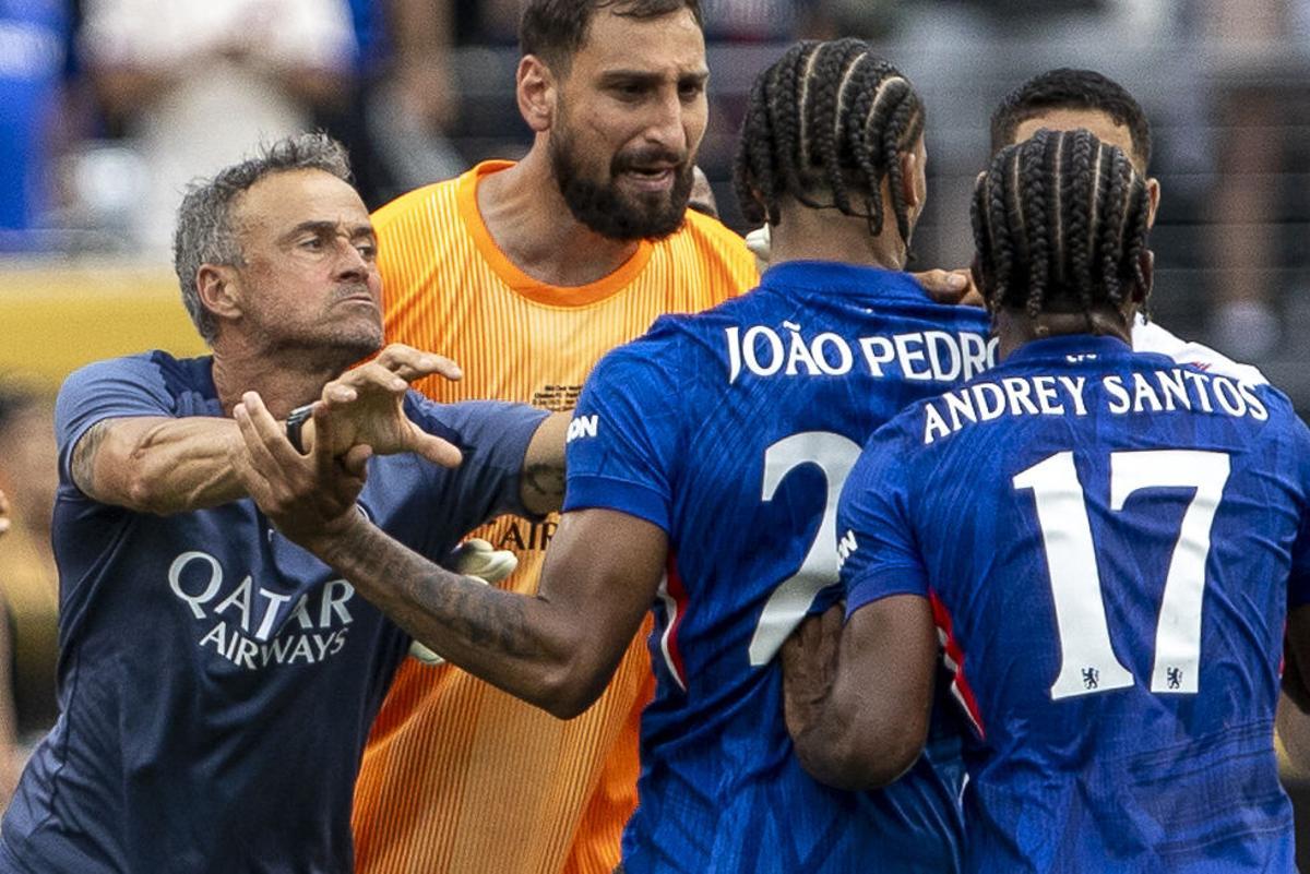 El entrenador del PSG, Luis Enrique (i), discute con Joao Pedro de Chelsea, en la final del Mundial de Clubes. EFE/Ángel Colmenares