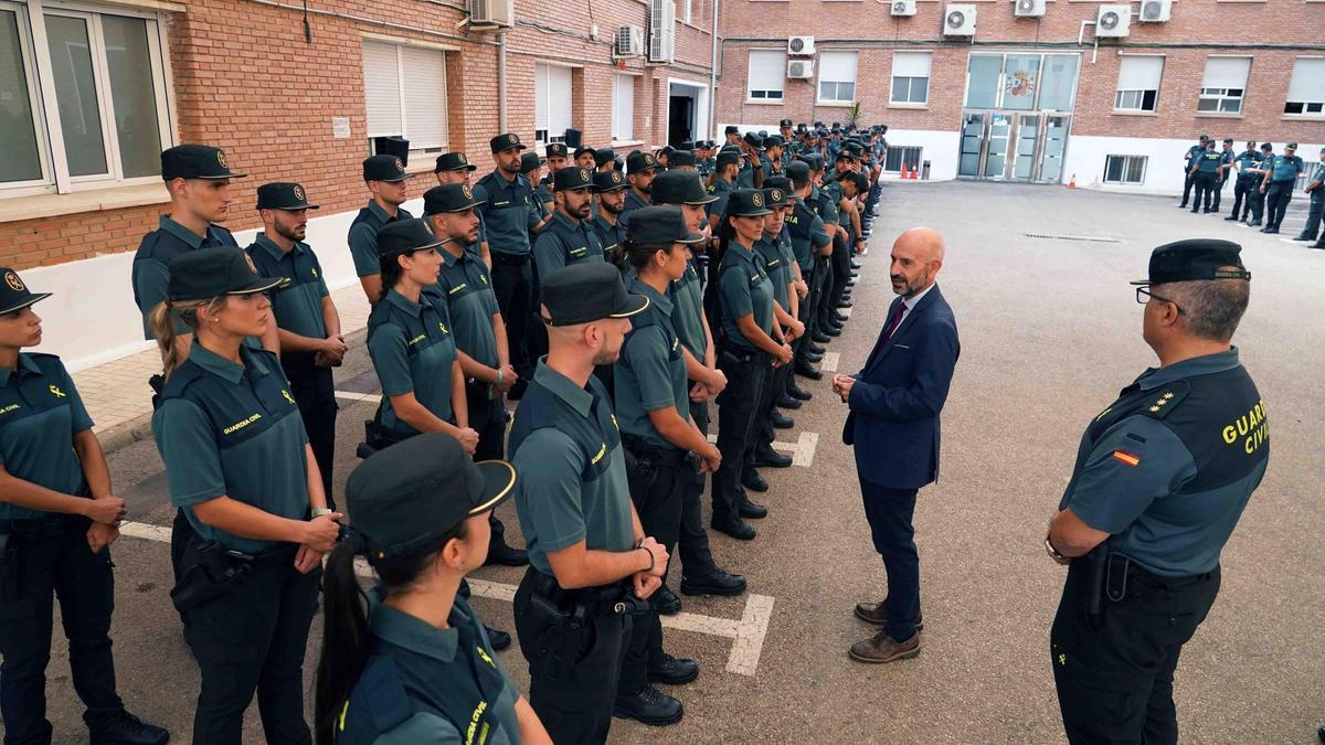 Javier Salas se dirige a varios agentes en presencia de Roberto Blanes.