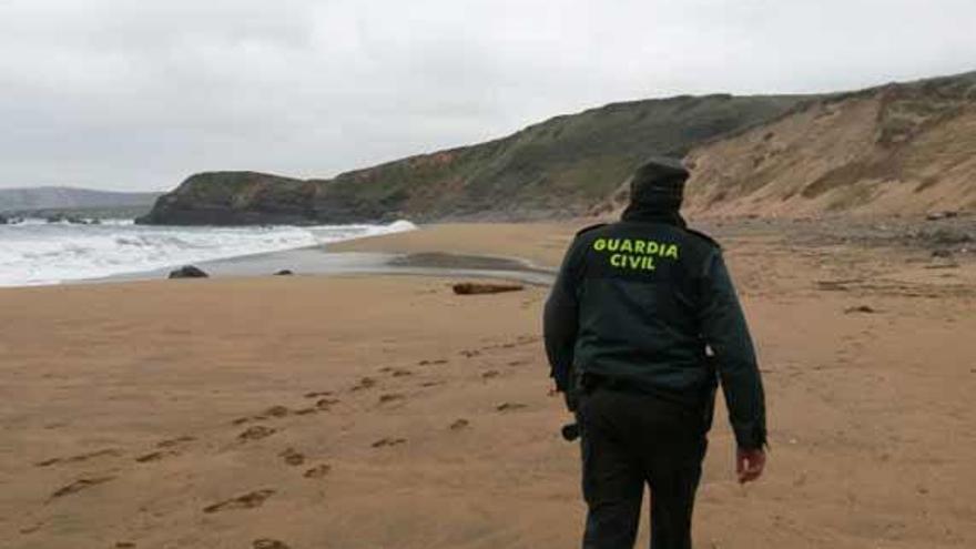 Un agente de la Guardia Civil, durante el rastreo terrestre realizado en las playas asturianas hace días.