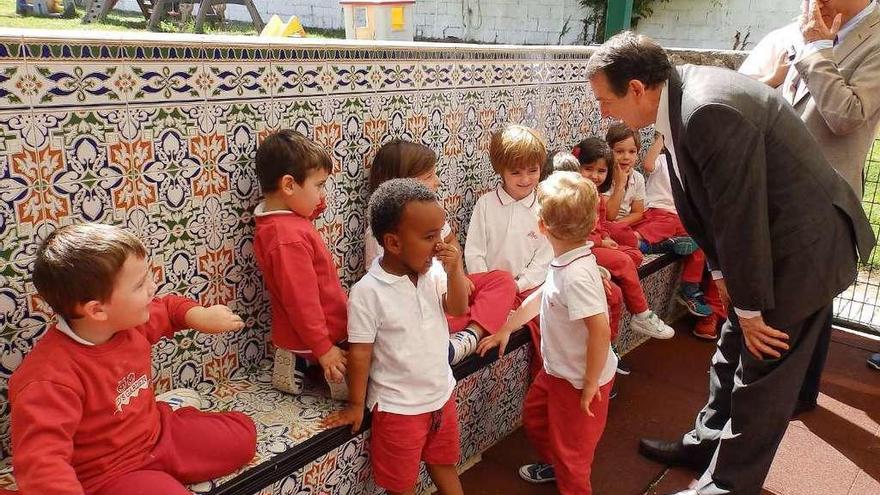 Caballero visita la escuela infantil &quot;A Camelia&quot;  |  Abel Caballero recorrió ayer las instalaciones de la escuela infantil A Camelia, situada en el barrio de Navia. El regidor olívico destacó su &quot;espléndida forma de funcionamiento&quot; y puso en valor las 620 plazas en ocho escuelas infantiles que subvenciona el Concello. El alcalde respondió a la curiosidad del alumnado sobre su trabajo y el día a día del Ayuntamiento.