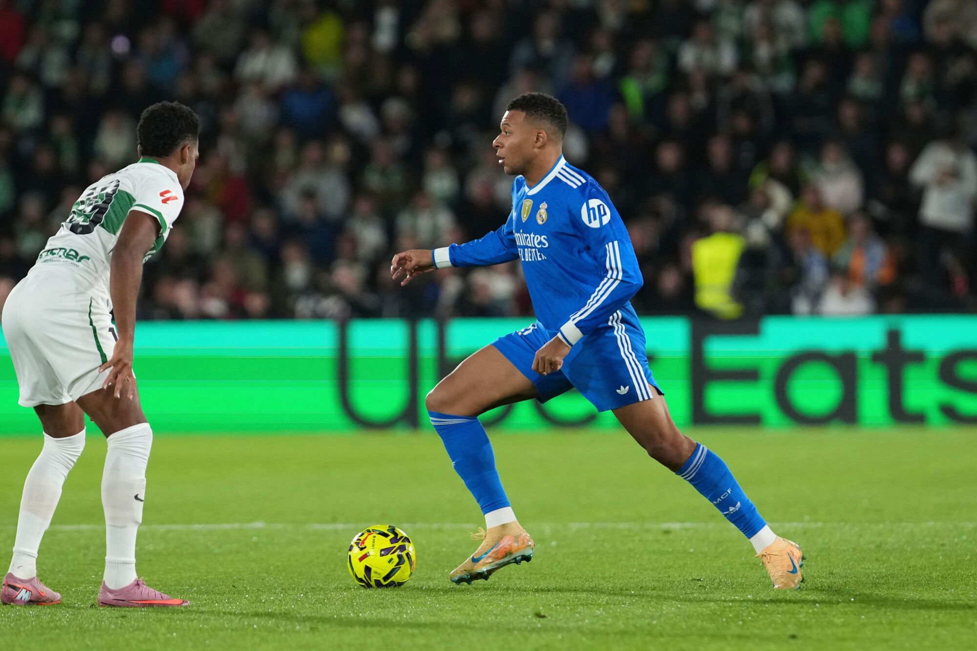 Real Madrid's Kylian Mbappe controls the ball during the Spanish La Liga soccer match between Elche and Real Madrid in Elche, Spain, Sunday, Nov. 23, 2025. (AP Photo/Alberto Saiz)