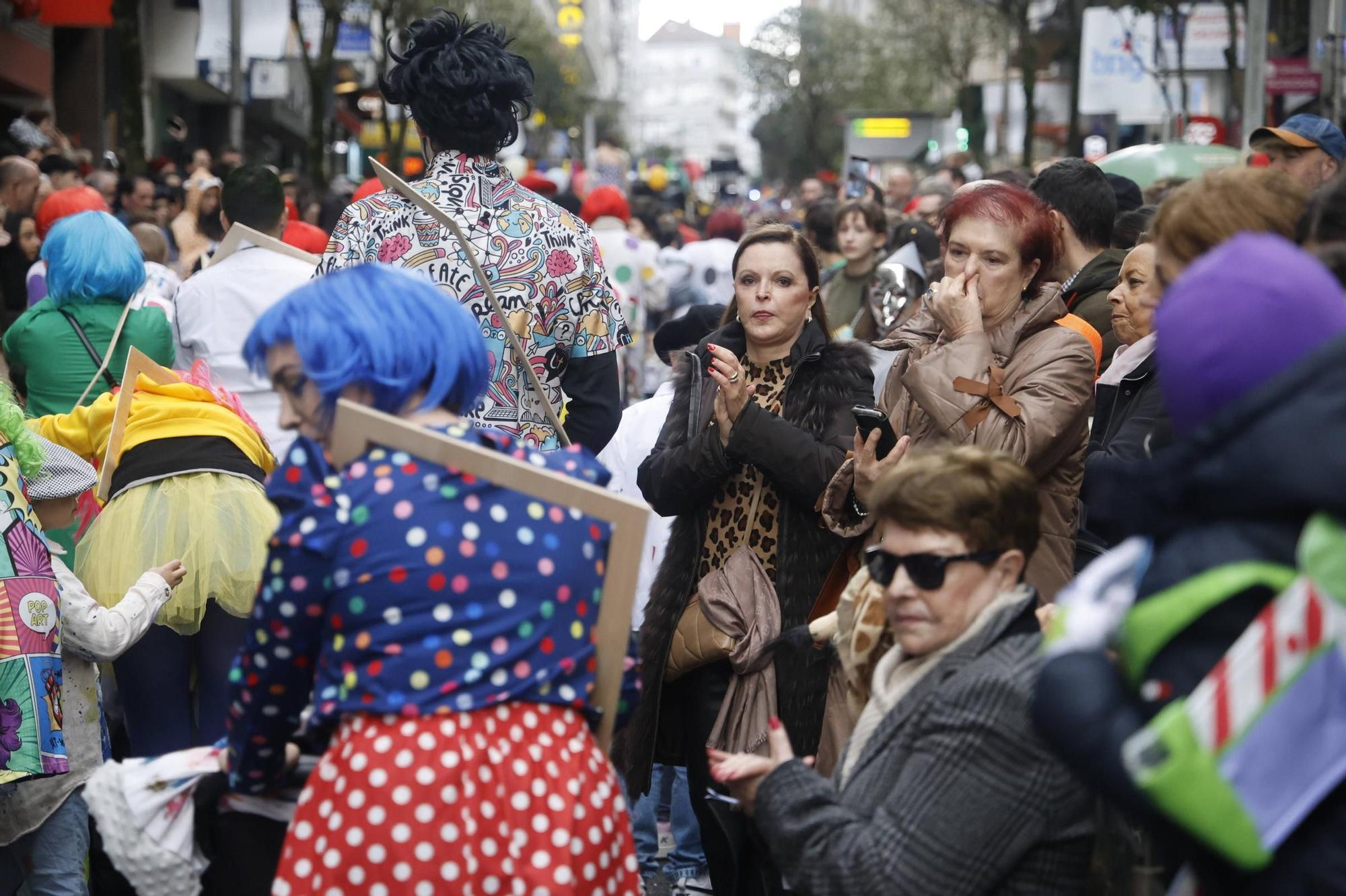 Santiago disfruta del tradicional desfile de martes de Entroido