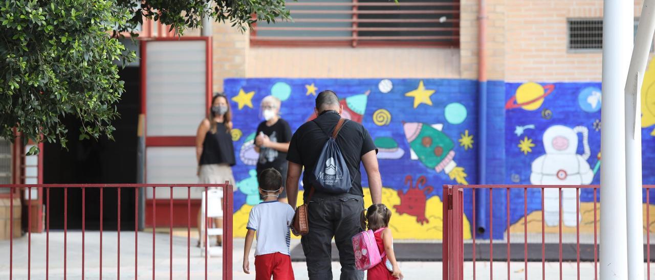 Entrada a uno de los colegios de Elche.