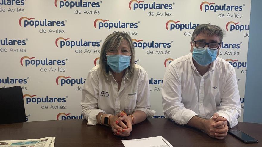 Los concejales del PP Esther Llamazares y Jorge García, en la sede del grupo municipal.