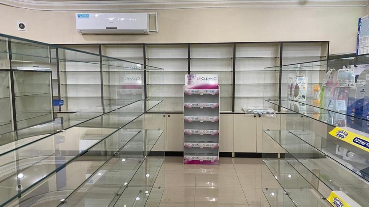 Farmacia en Stepanakert con las estanterías vacías debido al bloqueo impuesto hace nueve meses por Azerbaiyán sobre el enclave secesionista del Alto Karabaj.