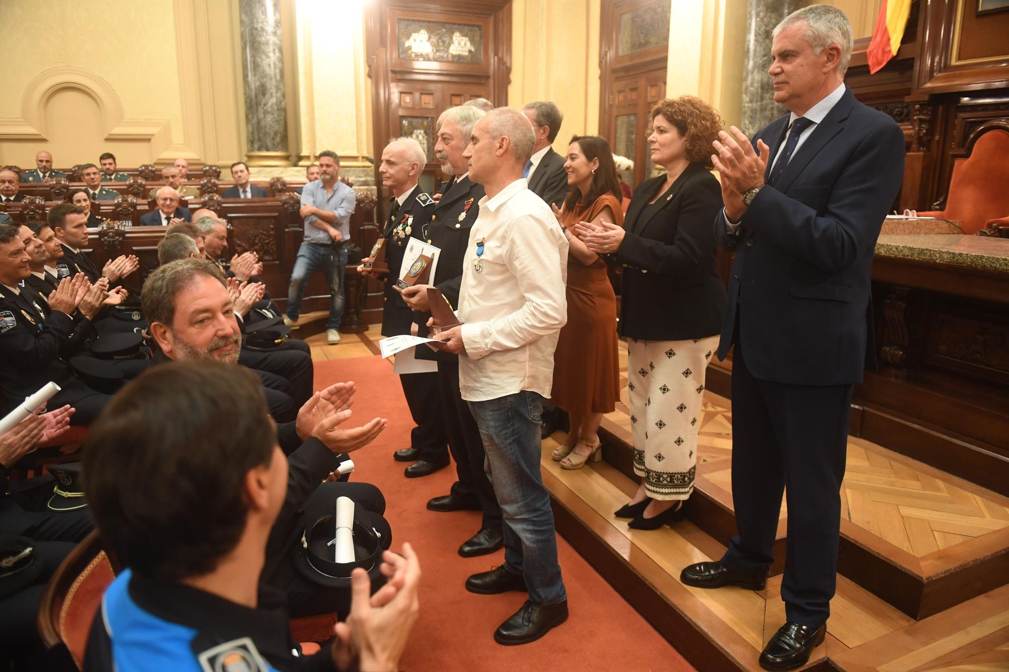 Homenaje a los policías locales de A Coruña que llevan 20 años en el cuerpo