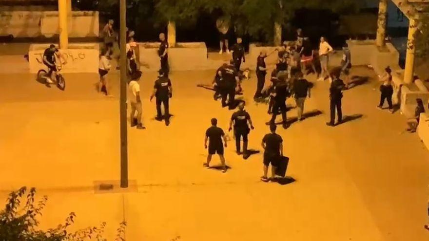 Batalla campal en Cartagena con golpes, mordiscos y varios policías heridos tras un aviso por ruidos